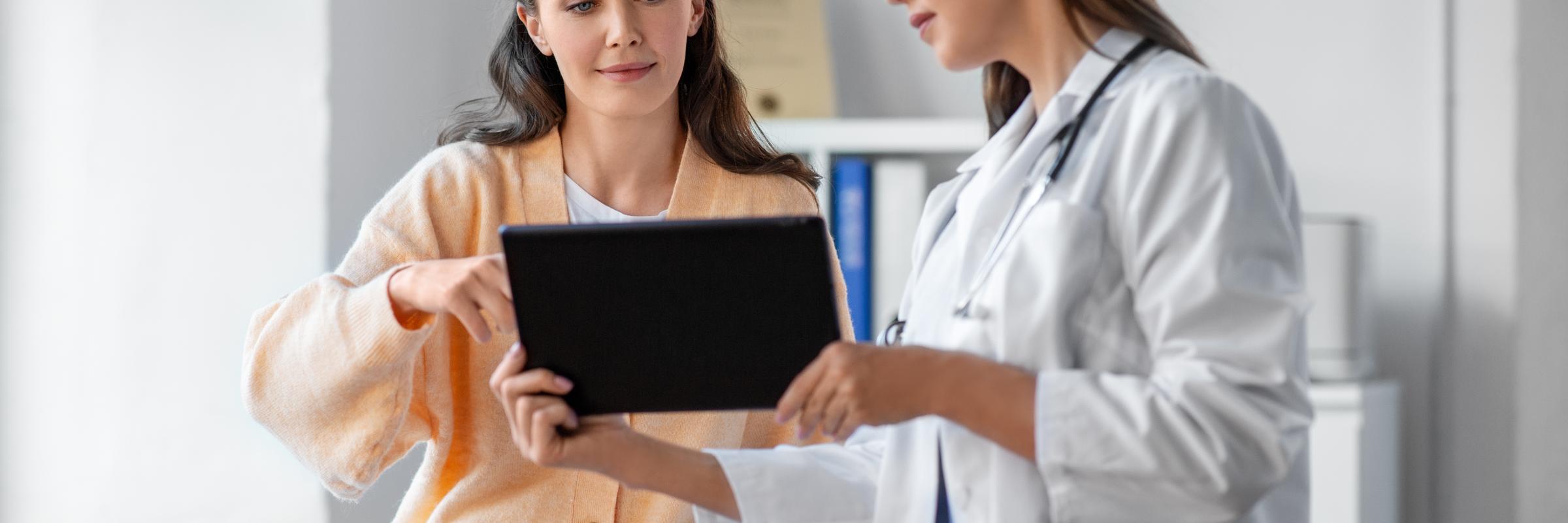 Jonge vrouw in gesprek met dokter